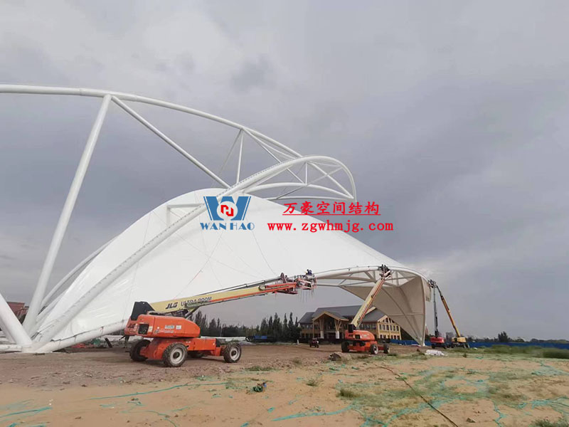 膜結(jié)構(gòu)大門出入口的優(yōu)勢(shì)特點(diǎn) 膜結(jié)構(gòu)大門出入口的優(yōu)勢(shì)特點(diǎn)