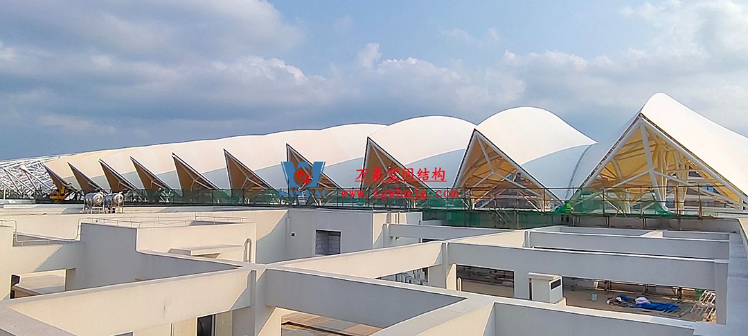 施工加速，這個(gè)PTFE膜結(jié)構(gòu)天幕即將完工！