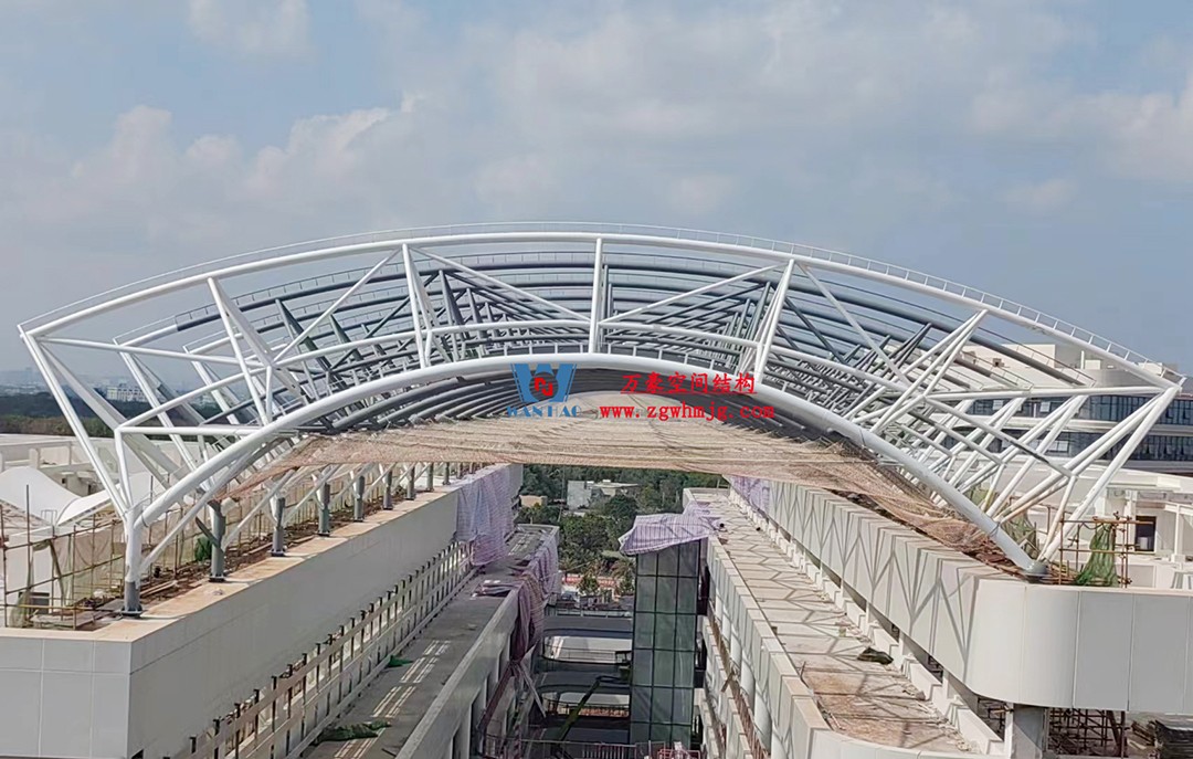 施工加速，這個(gè)PTFE膜結(jié)構(gòu)天幕即將完工！