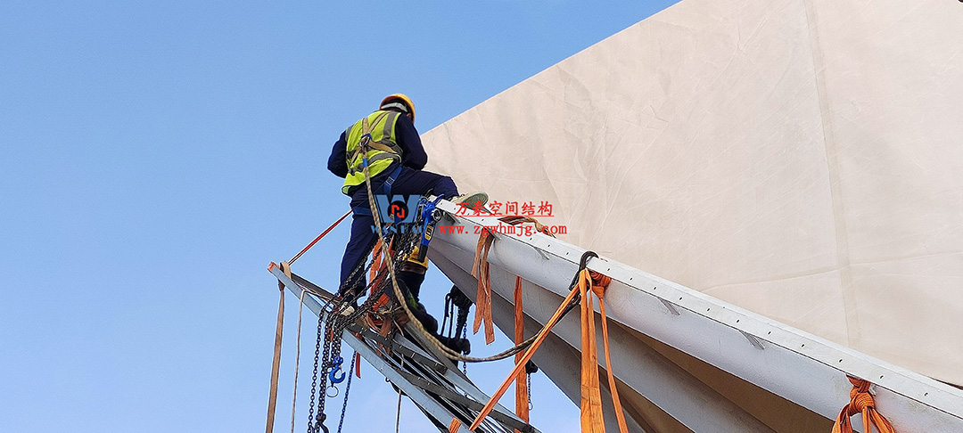 施工加速，這個(gè)PTFE膜結(jié)構(gòu)天幕即將完工！