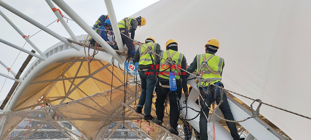 施工加速，這個(gè)PTFE膜結(jié)構(gòu)天幕即將完工！