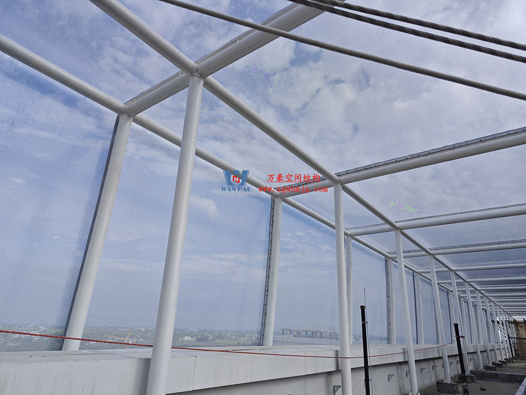 聚焦工程高質(zhì)量建設(shè)，這個網(wǎng)格織物幕墻正在施工安裝中