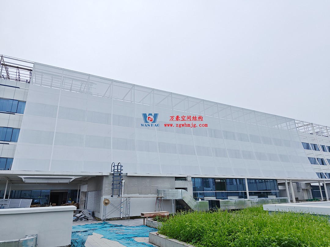聚焦工程高質(zhì)量建設(shè)，這個網(wǎng)格織物幕墻正在施工安裝中