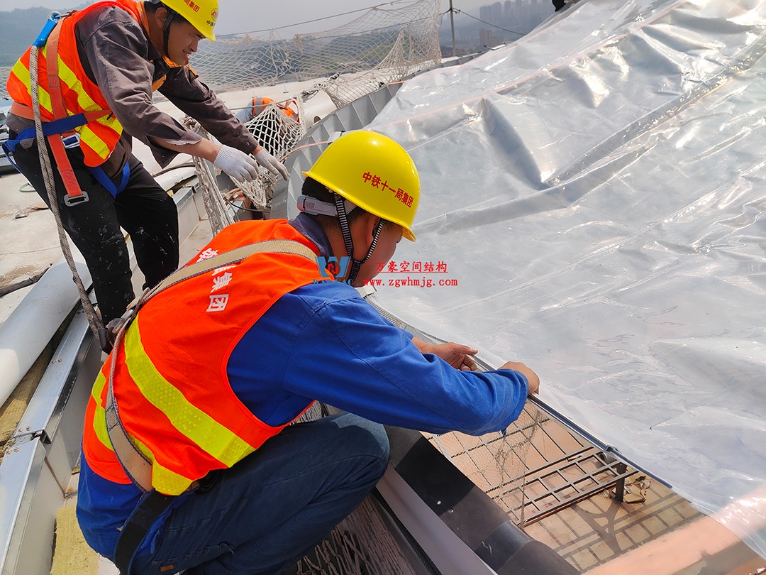 提檔提速，ETFE氣枕膜結(jié)構(gòu)天窗正在火熱施工安裝中