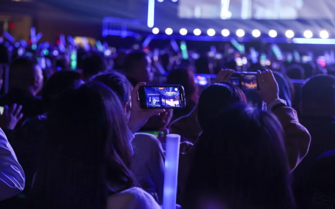 平陽(yáng)體育中心群星演唱會(huì)！超萬(wàn)人圍觀，現(xiàn)場(chǎng)火爆High唱！