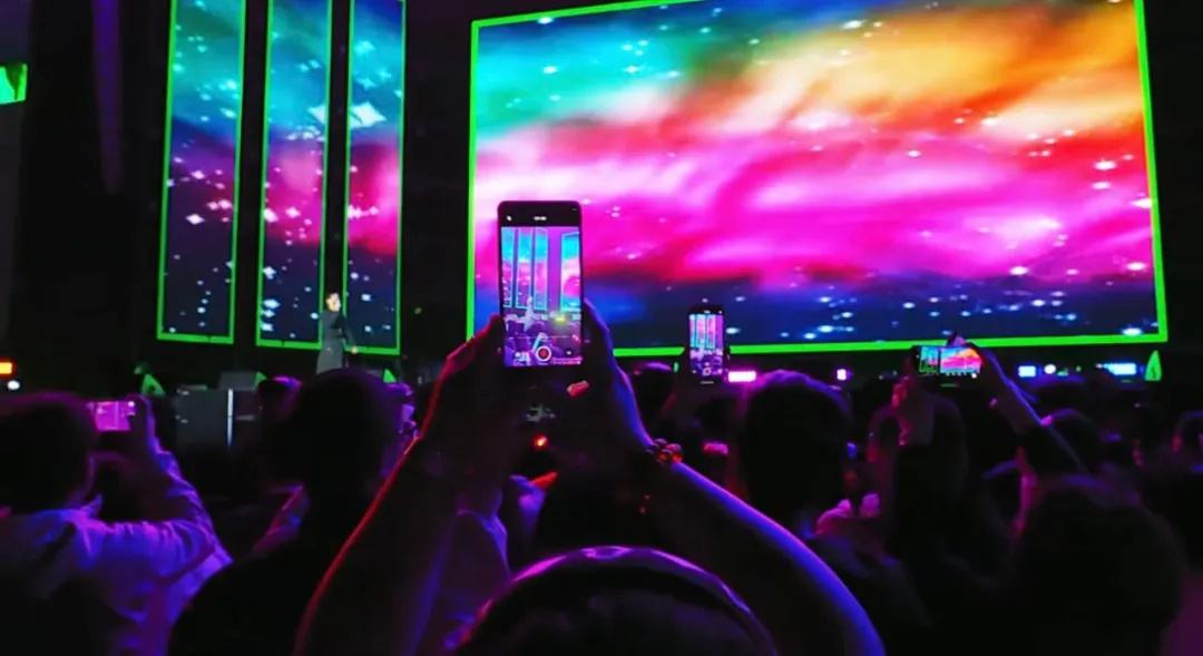 平陽(yáng)體育中心群星演唱會(huì)！超萬(wàn)人圍觀，現(xiàn)場(chǎng)火爆High唱！