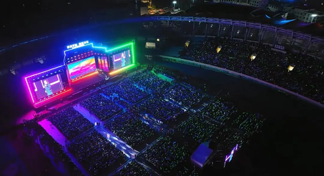 平陽(yáng)體育中心群星演唱會(huì)！超萬(wàn)人圍觀，現(xiàn)場(chǎng)火爆High唱！