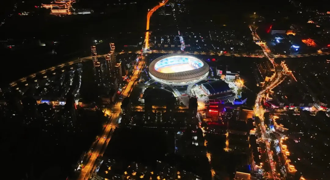 平陽(yáng)體育中心群星演唱會(huì)！超萬(wàn)人圍觀，現(xiàn)場(chǎng)火爆High唱！