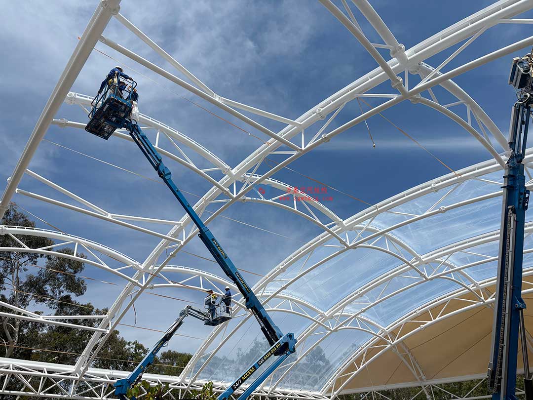 跨越山海的建筑新章！澳大利亞噴泉廣場天幕張拉正酣，雙膜科技賦能莊園建筑